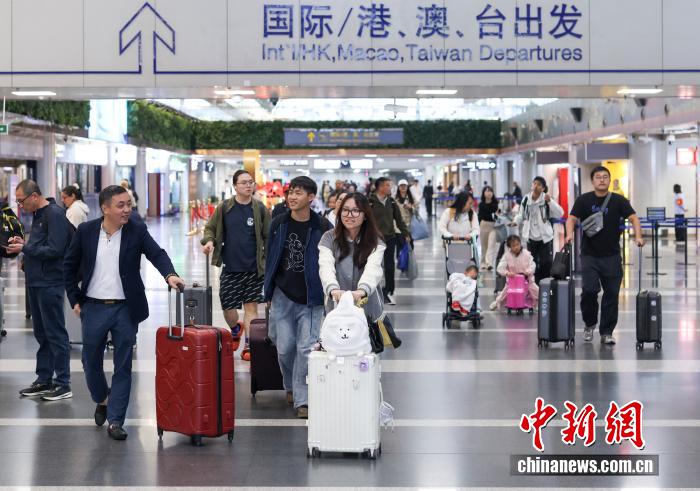 10月8日是國(guó)慶中秋假期最后一天，大量旅客在北京首都國(guó)際機(jī)場(chǎng)出行。 <a target='_blank' href='/' _fcksavedurl='/'><p  align=