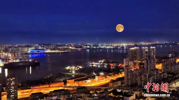 遼寧大連，中秋節(jié)一輪圓月從大連梭魚灣東方海岸線升起。