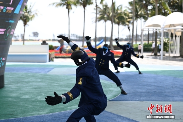 3月24日，海南博鰲，機器人進行舞蹈表演。博鰲亞洲論壇2026年年會于3月24日至27日在海南博鰲舉行。<a target='_blank' href='/'><p  align=