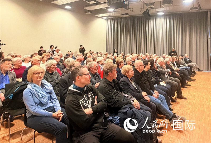 （當(dāng)?shù)貢r間4月9日，柏林中國文化中心舉辦“中國故事”系列講座之“騎行中國：喜馬拉雅、絲綢之路與重走長征路”，圖為講座現(xiàn)場。 人民網(wǎng)記者 劉赫攝）