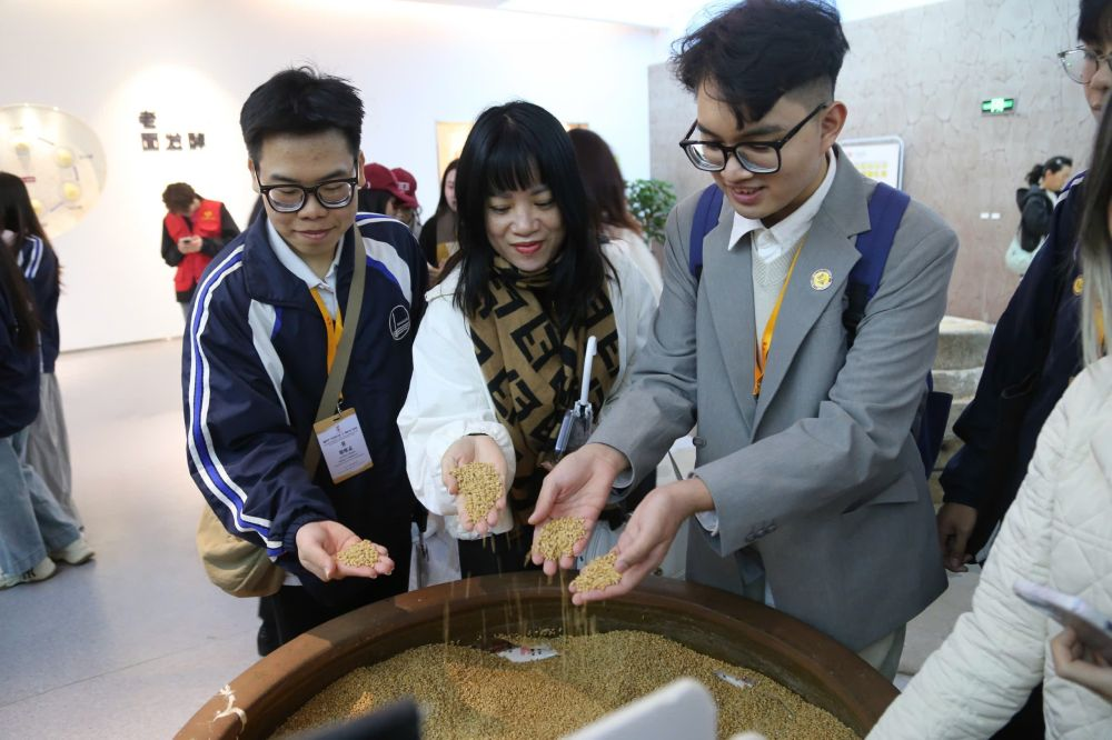 2026年3月30日，參加“紅色研學之旅”的越南青年在河北參觀新農(nóng)村建設。