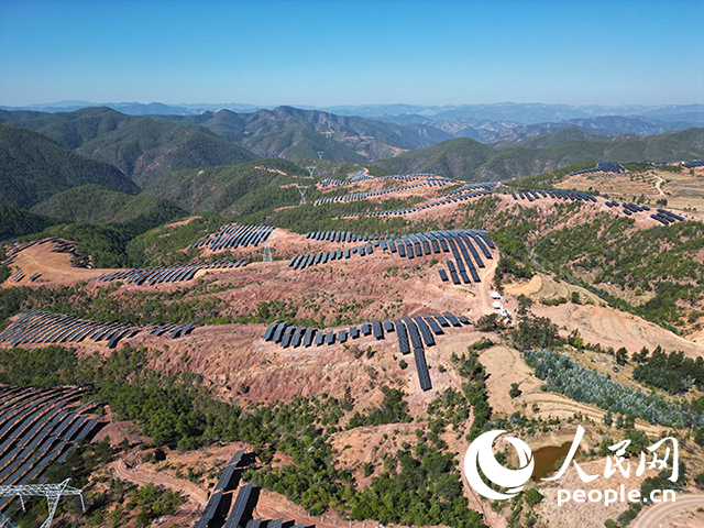 云南南華羅文村的山坡上，一塊塊光伏板連接成片。人民網(wǎng)記者 程浩攝