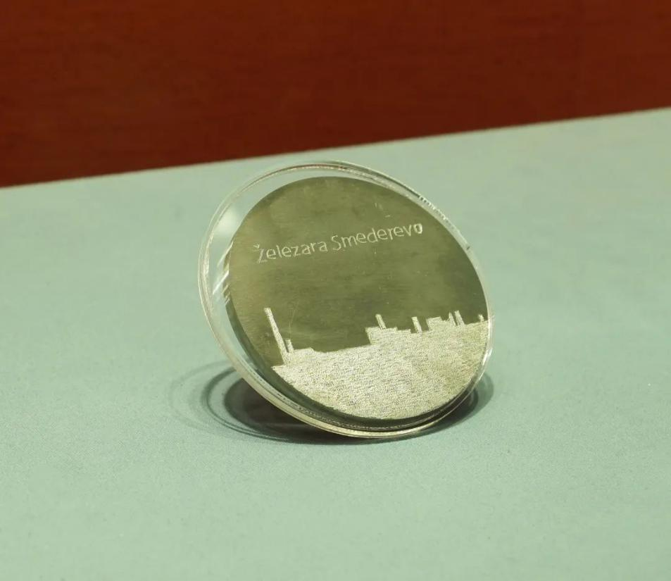 2016年6月，塞爾維亞斯梅戴雷沃鋼廠工人贈送習(xí)近平主席的鋼板雕刻工廠剪影紀(jì)念牌。胡楊 攝