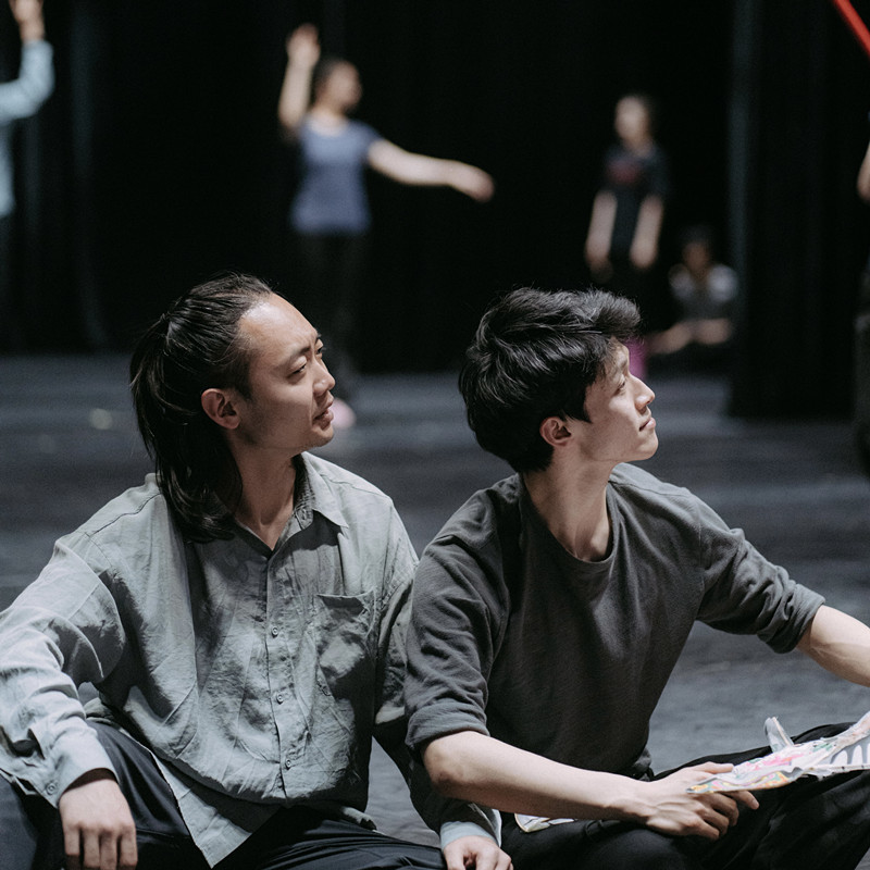 張志遠(yuǎn)(右)和青年舞團(tuán)教師彭義博(左)在《巍巍正陽》舞劇排練過程中