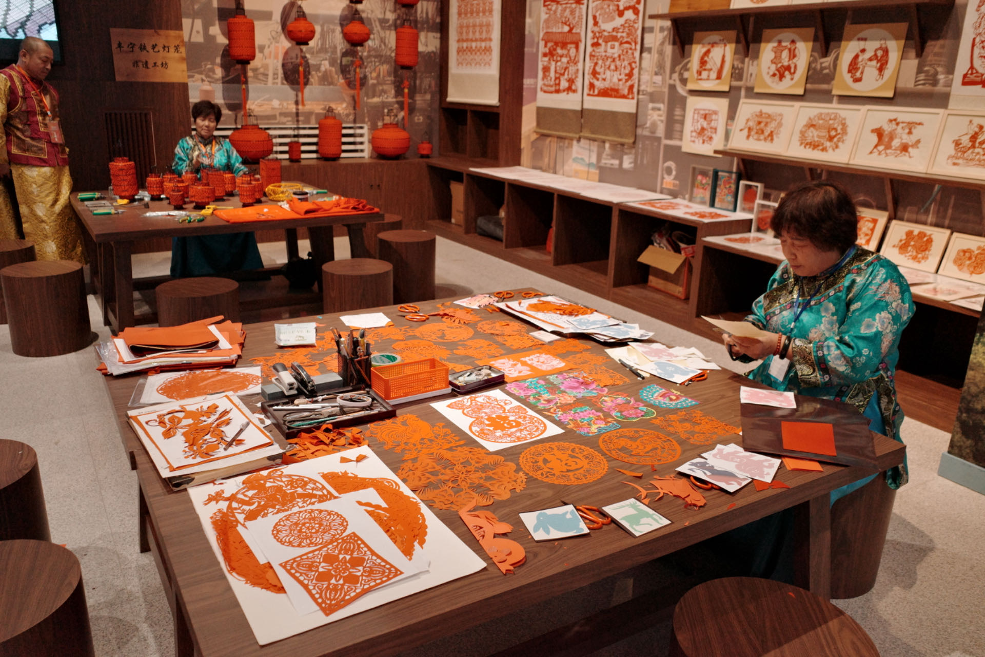 “氣象萬千——中國非遺保護(hù)實(shí)踐主題展”上，非遺傳承人現(xiàn)場展示。人民網(wǎng)記者 劉微攝