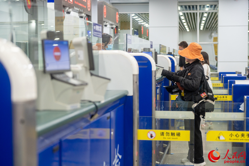 越南游客正在辦理入境手續(xù)。人民網記者 嚴立政攝