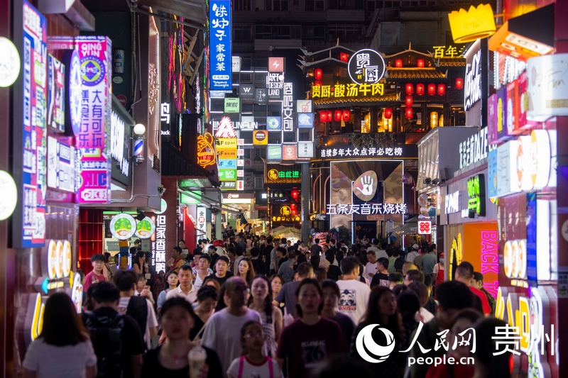 6月21日，貴陽，青云市集內(nèi)游人如織。人民網(wǎng)記者 翁奇羽攝