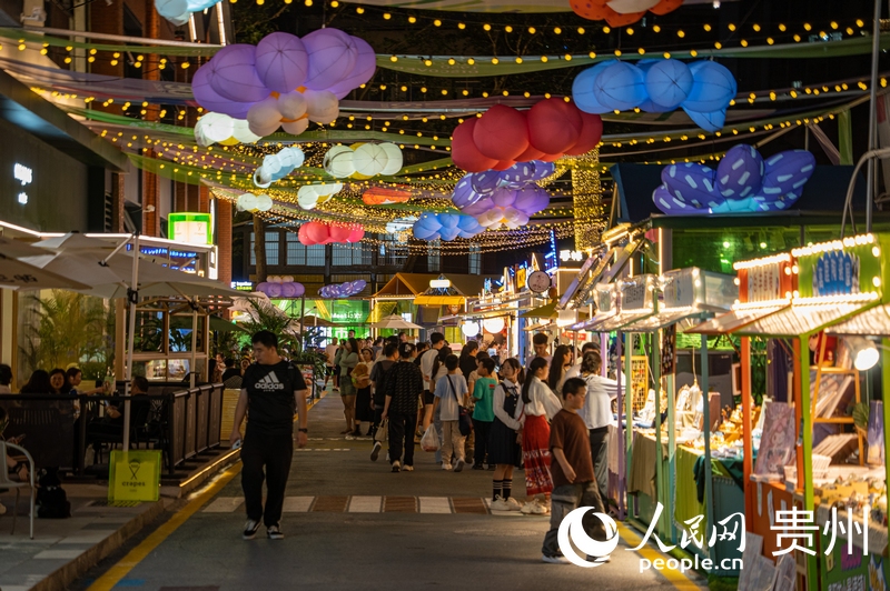 6月21日，貴陽新印廠霓虹閃爍，映照城市夜生活。人民網(wǎng) 陽茜攝