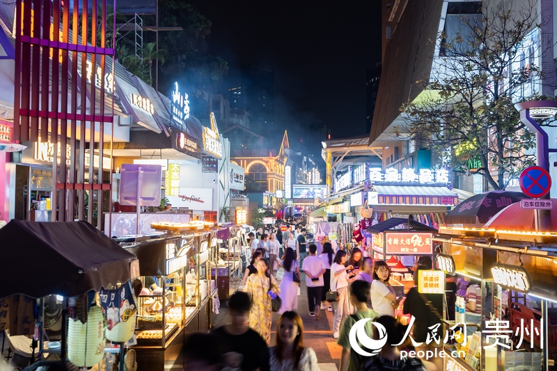 6月21日，夜幕下人頭攢動的貴陽市太平路街區(qū)。人民網(wǎng)記者 涂敏攝