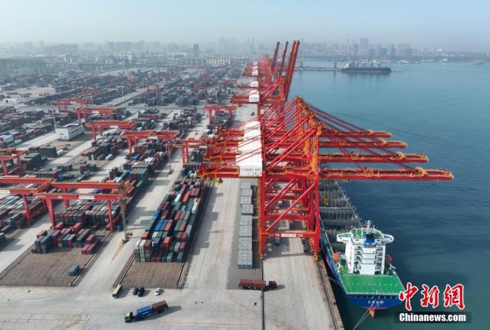資料圖：山東日照港全自動化集裝箱碼頭作業(yè)現(xiàn)場。(無人機圖片)<a target='_blank' href='/'><p  align=