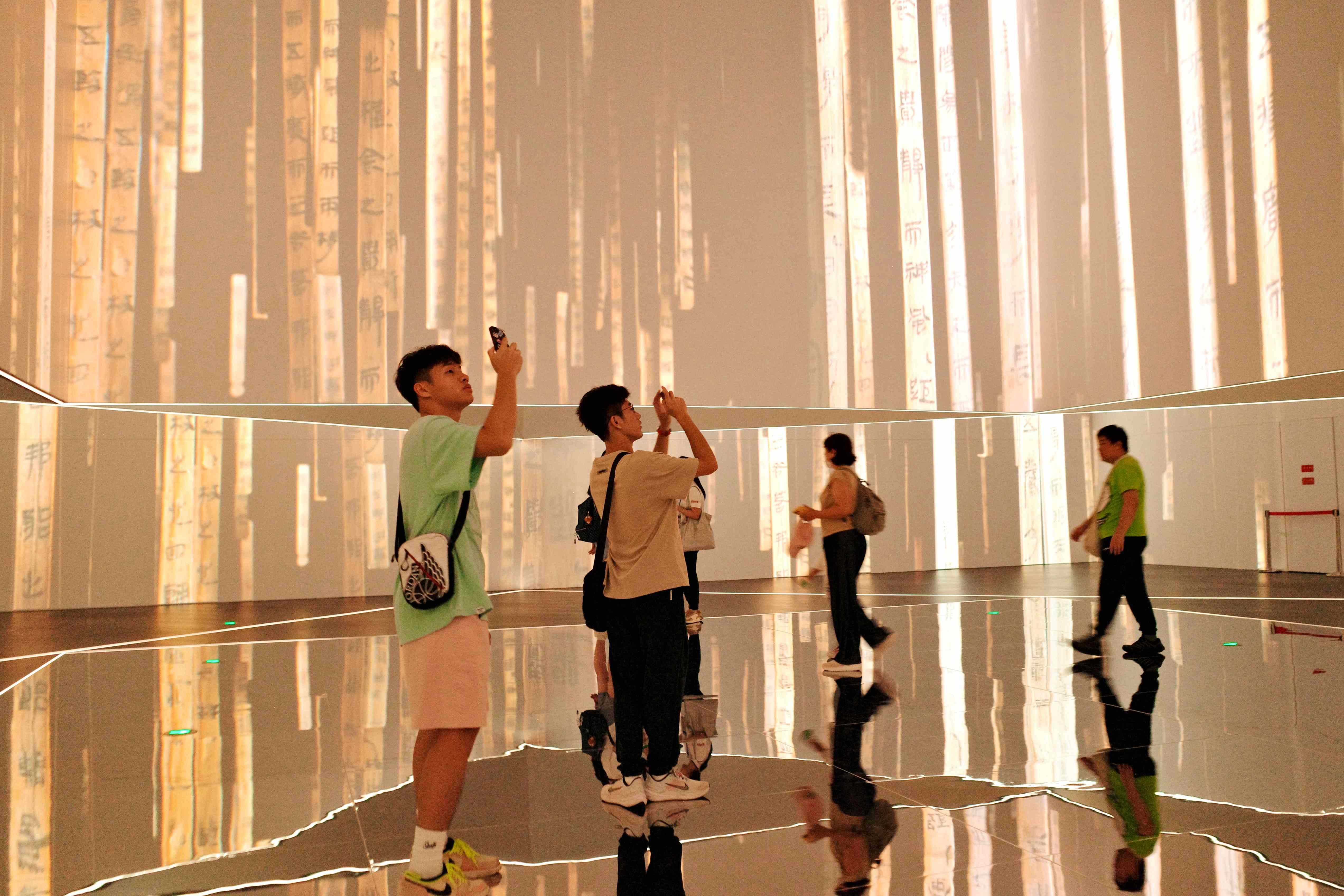 觀眾在湖南博物院沉浸式觀展。人民網(wǎng)記者 劉微攝