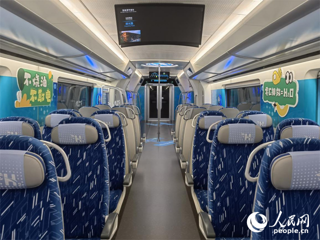 我國首列氫能源市域列車由位于吉林省的中車長客股份有限公司自主研制，該列車不燒油，不取電，可實現(xiàn)零碳排放。人民網(wǎng)記者 馬俊華攝