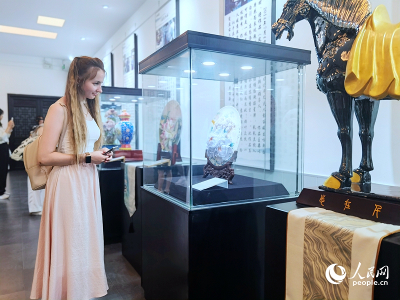來自白俄羅斯的留學生喀秋莎駐足欣賞牡丹瓷。人民網(wǎng)記者 尚明楨攝