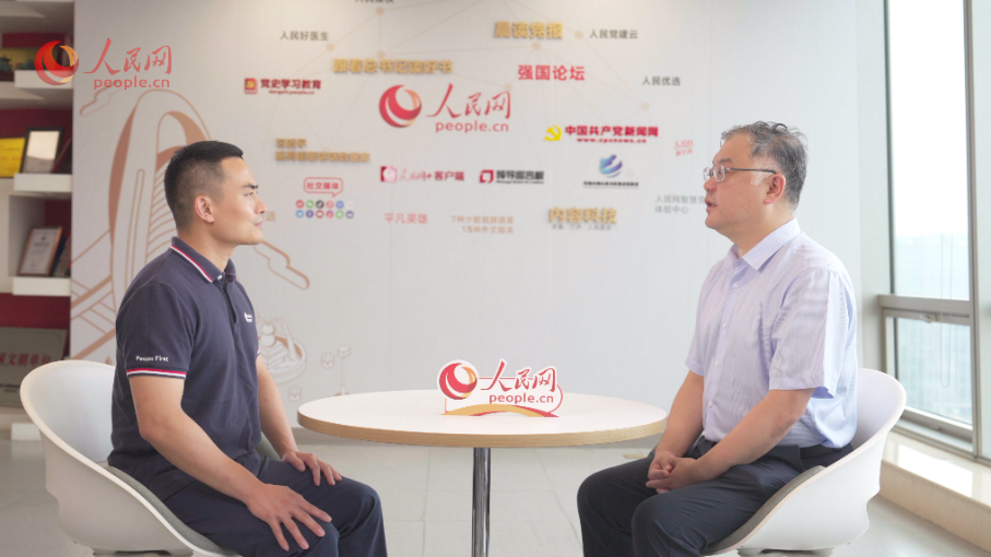 中共中央黨校（國家行政學(xué)院）國家治理教研部副主任李江濤（右）接受采訪。人民網(wǎng)記者 王紹紹攝