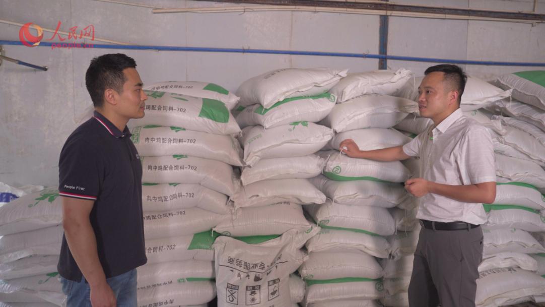 文圣農(nóng)業(yè)開發(fā)有限公司任志軍（右）接受采訪。人民網(wǎng)記者 王紹紹攝