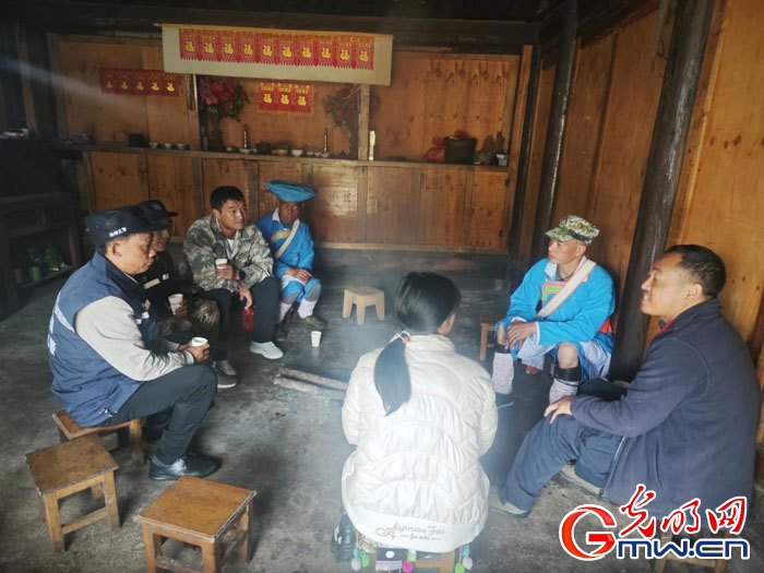 云南騰沖:小小“火塘?xí)?打通服務(wù)群眾“最后一公里”