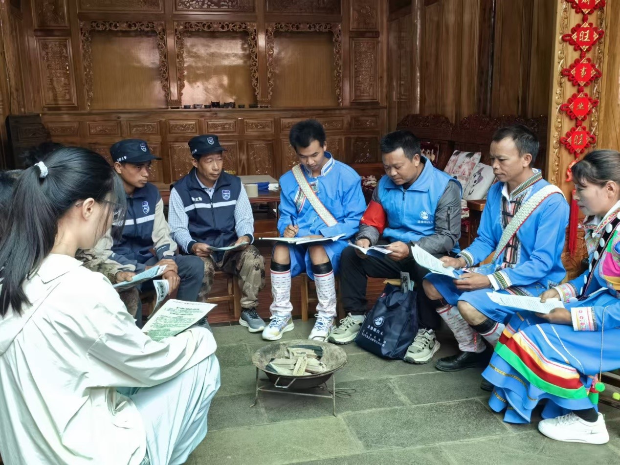 騰沖市猴橋鎮(zhèn)猴橋村國(guó)門新村舉辦火塘?xí)?。人民網(wǎng)記者 孝金波攝