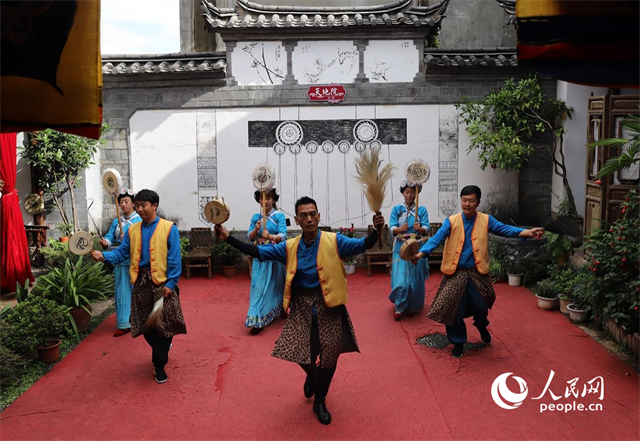 云南麗江古城“天地院”的納西族演出。 人民網(wǎng)記者 程浩攝