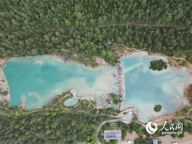 位于麗江市玉龍雪山東麓甲子村的藍月谷景區(qū)。 人民網(wǎng)記者 符皓攝