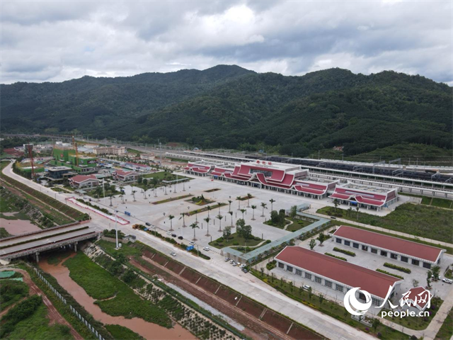 航拍云南磨憨口岸。 人民網(wǎng)記者 符皓攝