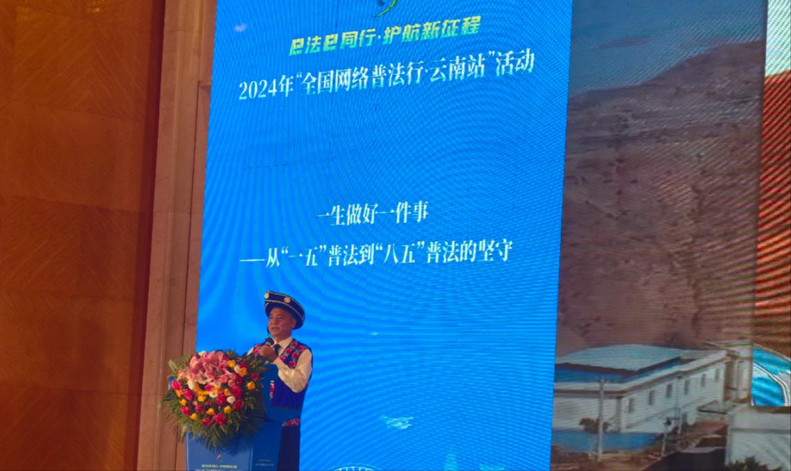 李學(xué)平分享普法的故事。人民網(wǎng)記者 孝金波攝