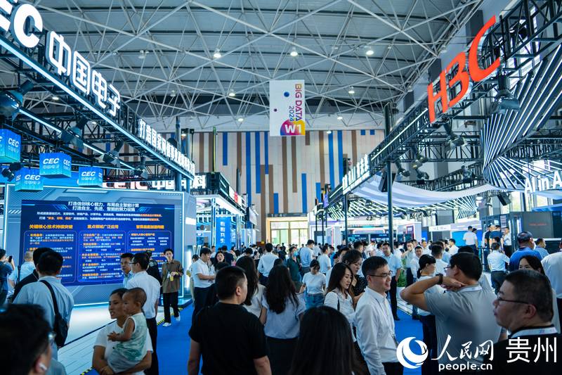 3、2024數(shù)博會共吸引400余家展商參展。人民網(wǎng) 陽茜攝.jpg