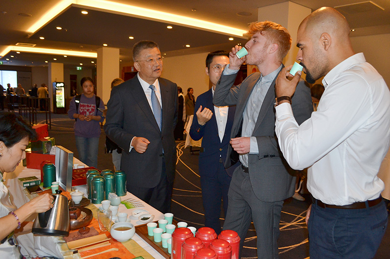 參會嘉賓品鑒貴州茶。貴州省互聯(lián)網信息辦公室供圖