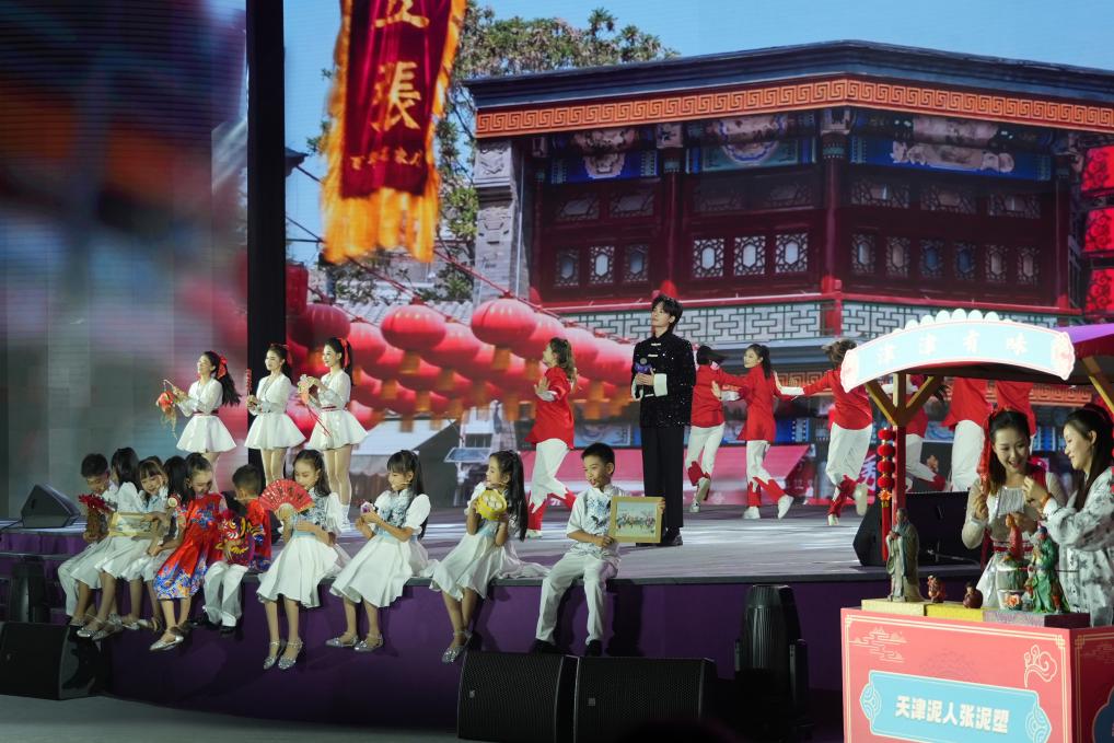 《津門謠》節(jié)目現(xiàn)場。人民網(wǎng)記者 于凱攝