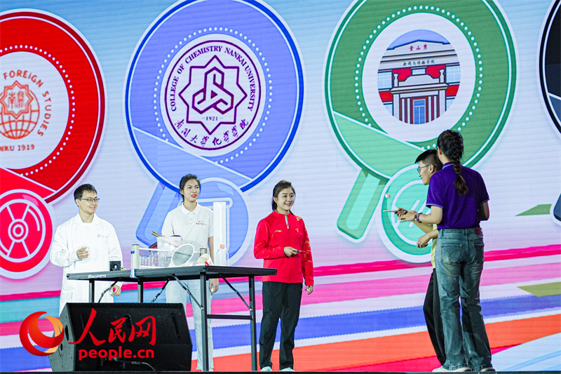 陳夢與南開學(xué)子互動。人民網(wǎng)記者 于凱攝