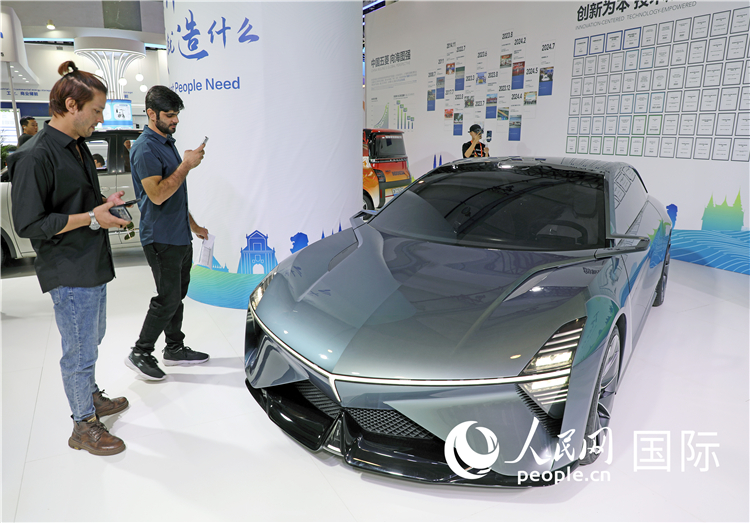 東博會上，上汽通用五菱展出的一款名為“東盟之光”的新能源概念車吸引參觀者駐足。人民網(wǎng)記者趙益普攝