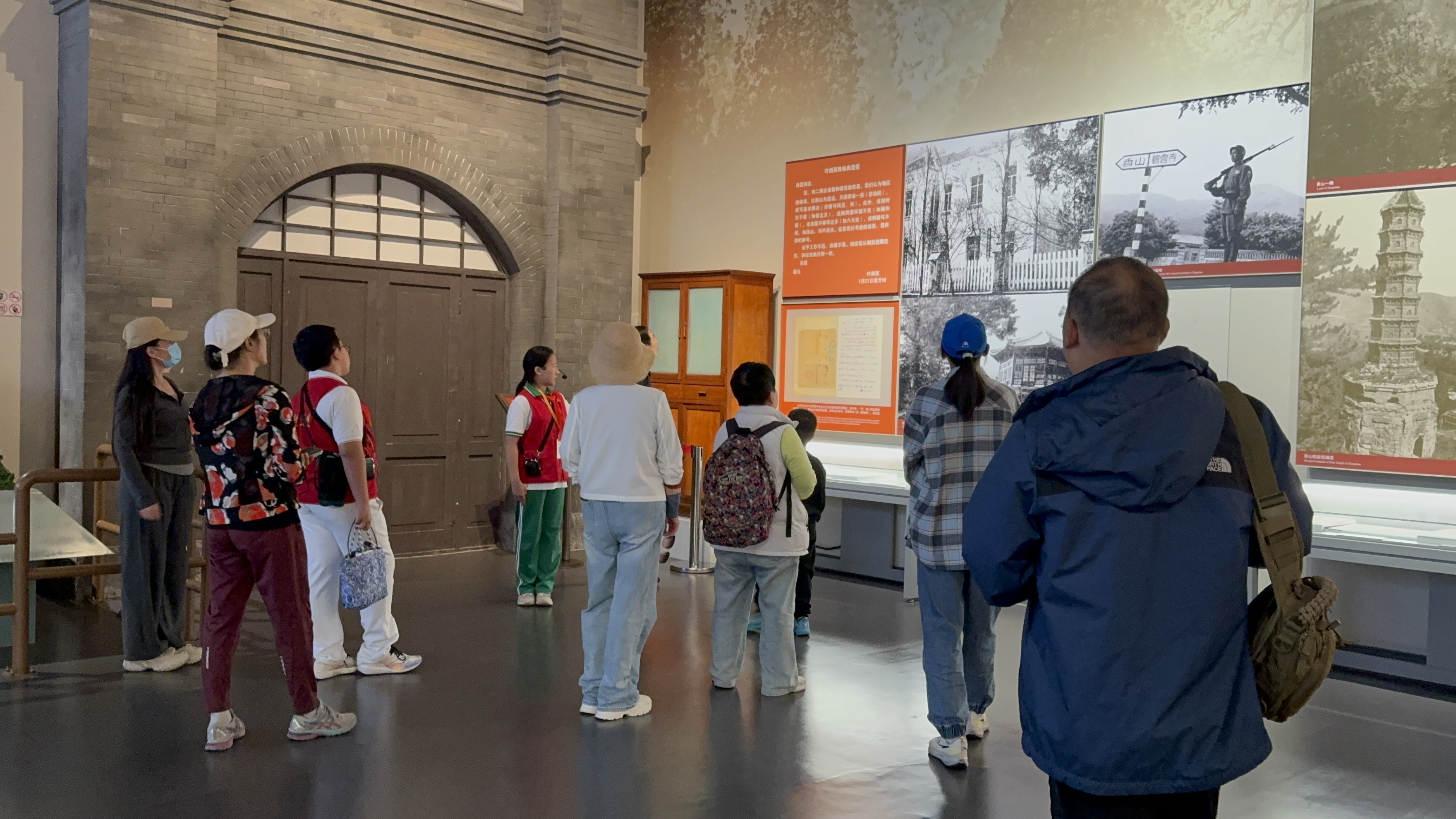 10月4日，北京香山革命紀(jì)念館內(nèi)，一名“紅領(lǐng)巾志愿者”正在為參觀者講解。人民網(wǎng)記者 劉微攝