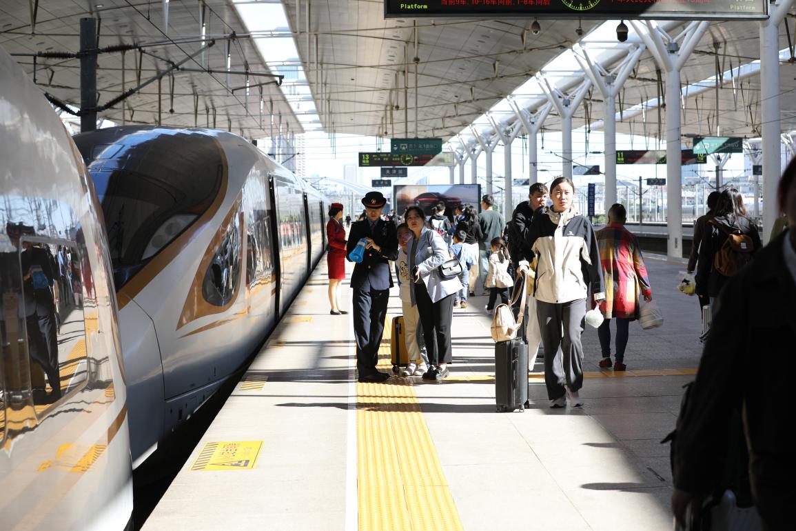 旅客在站臺(tái)準(zhǔn)備乘車。受訪方供圖