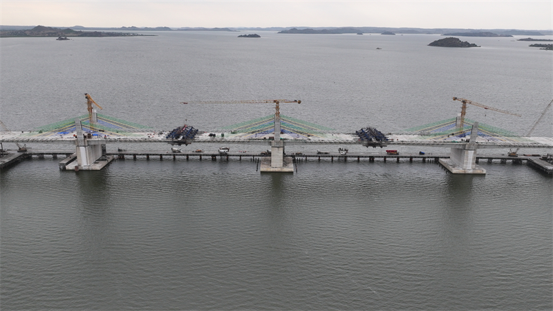 圖為馬古富力大橋合龍現(xiàn)場(chǎng)。中土東非公司供圖