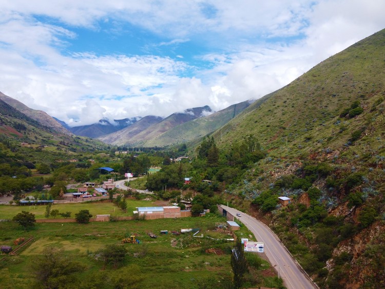 資訊有故事丨秘魯安第斯國家公路項(xiàng)目 “為當(dāng)?shù)孛癖娦藿ㄐ腋:陀颜x之路”