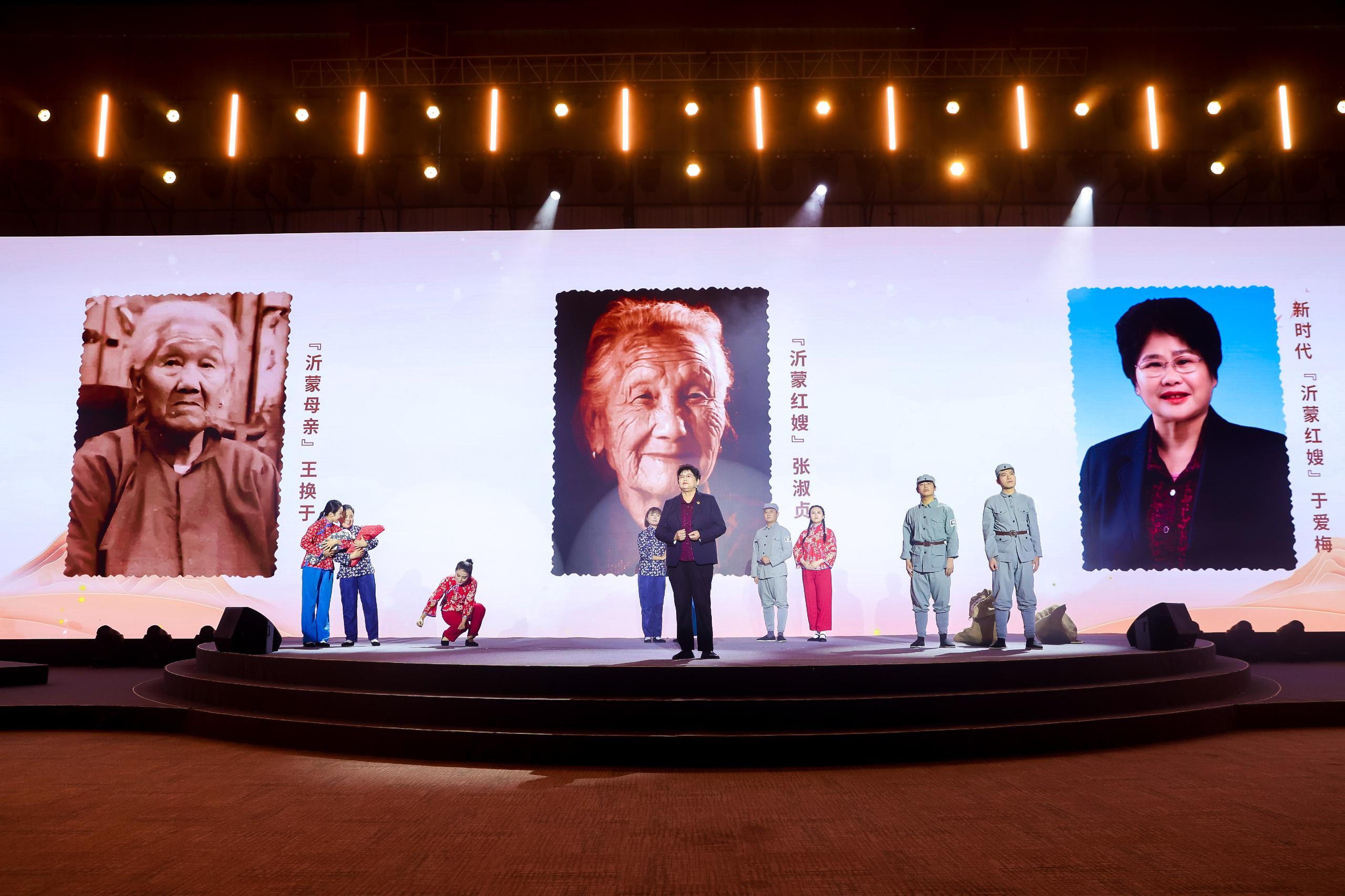 “何以中國·弦歌不輟”網(wǎng)絡(luò)主題活動現(xiàn)場，于愛梅講述“沂蒙紅嫂”的故事。人民視頻供圖。