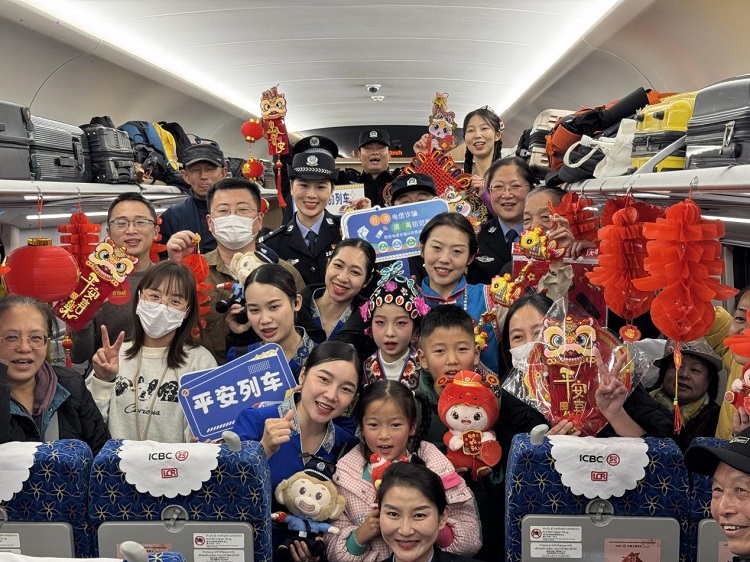 春節(jié)期間，在中老鐵路磨萬（磨丁—萬象）段，鐵路客運(yùn)員工與乘客合影留念。李加勇攝