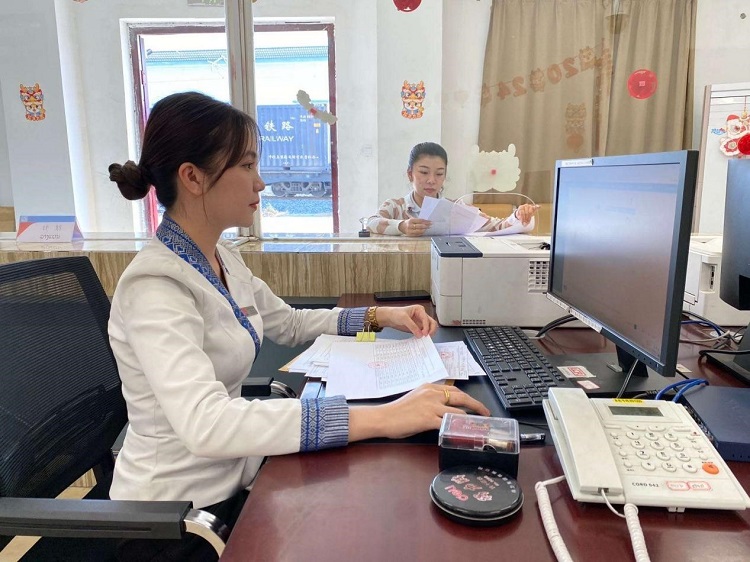 春節(jié)期間，中老鐵路員工堅(jiān)守崗位，保障鐵路運(yùn)行安全、暢通。李加勇攝