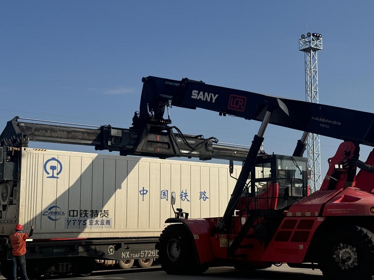 春節(jié)期間，起重機(jī)吊裝即將發(fā)運(yùn)的冷鏈集裝箱。李加勇攝