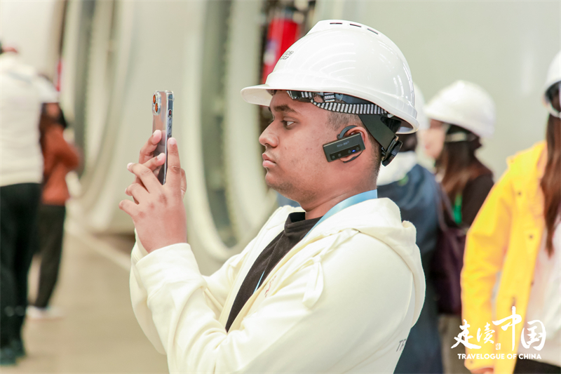 斐濟(jì)廣播公司記者尼基爾·庫馬爾（Nikhil Kumar）參觀運(yùn)達(dá)風(fēng)電裝備制造廠房。環(huán)球網(wǎng)供圖