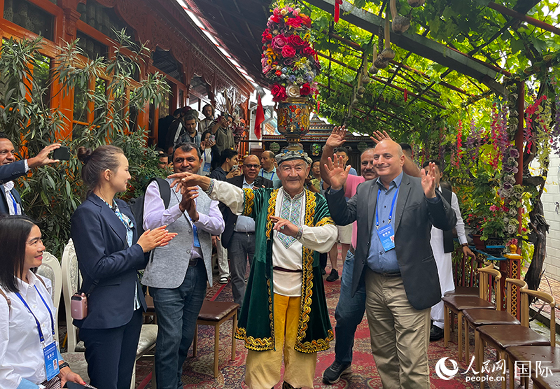 5月24日，外國(guó)媒體人在伊寧市喀贊其民俗旅游區(qū)參觀體驗(yàn)。 人民網(wǎng)記者 翟轉(zhuǎn)麗攝