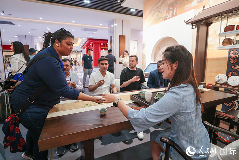 5月25日，外國(guó)媒體人在霍爾果斯國(guó)際邊境合作中心中國(guó)文化館參觀。人民網(wǎng)記者 張武軍攝