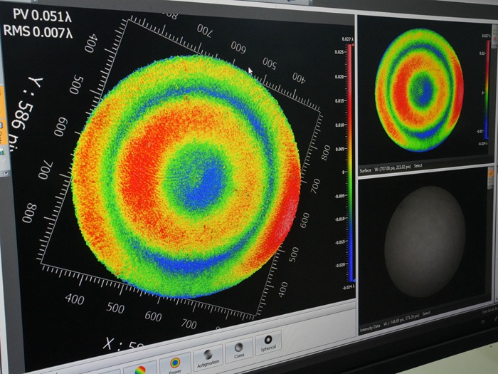 屏幕上清晰顯示著光學(xué)元器件的打磨程度。人民網(wǎng)記者 李洋攝