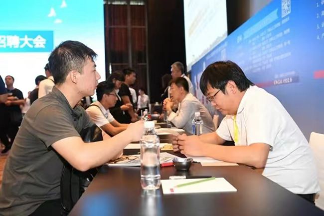 光電產(chǎn)業(yè)人才招聘會。人民網(wǎng)記者 李洋攝