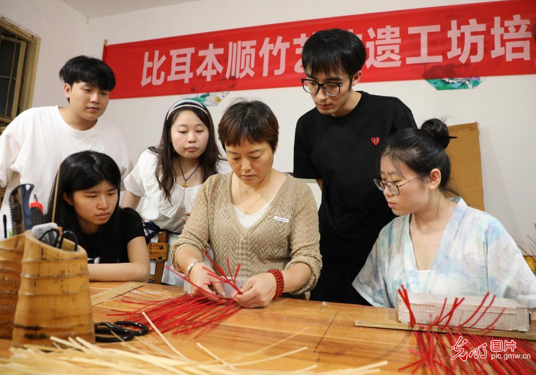 直播助農(nóng)、健康義診、扮靚街巷……青年學(xué)子暑期返鄉(xiāng)服務(wù)桑梓