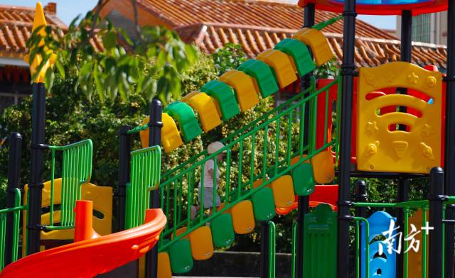 崖口村近年來也大力發(fā)展村里的基礎(chǔ)設(shè)施建設(shè)，尤其為老人和小孩提供更多的休閑娛樂場所。