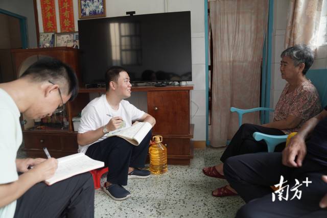 文化組的兩名成員正入戶探訪。