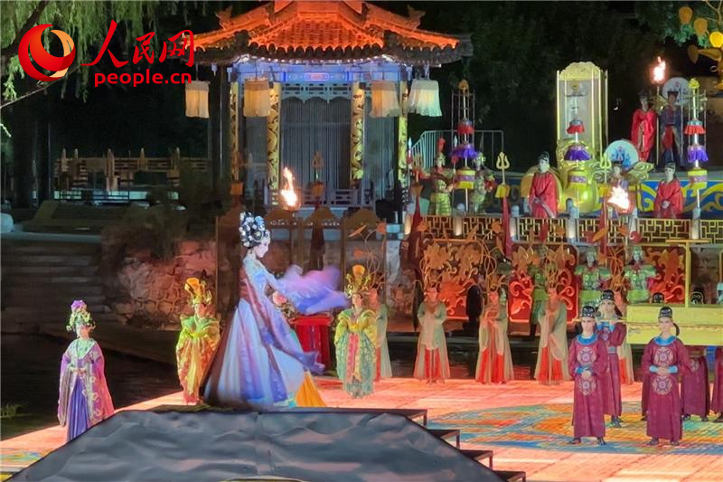 《長(zhǎng)恨歌》演出現(xiàn)場(chǎng)。人民網(wǎng)記者 李志強(qiáng)攝