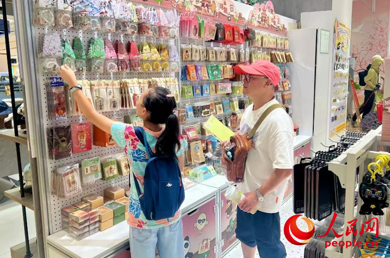 游客在文創(chuàng)店挑選商品。人民網(wǎng)記者 鄒星攝