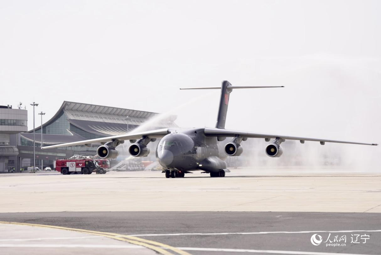 沈陽桃仙國際機(jī)場以“過水門”最高禮遇迎接英烈回家。人民網(wǎng)記者 邱宇哲攝