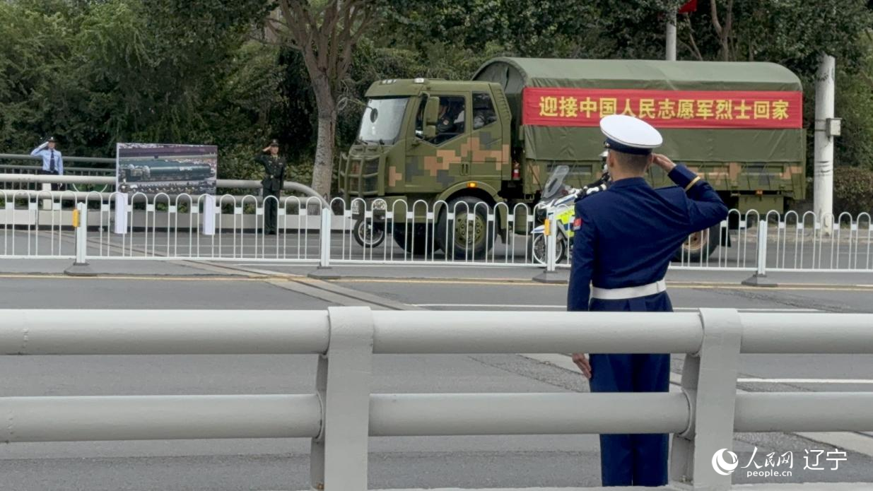 沈陽市渾河橋東側(cè)，擺放著東風(fēng)—5C導(dǎo)彈的受閱照片。人民網(wǎng)記者 湯龍攝
